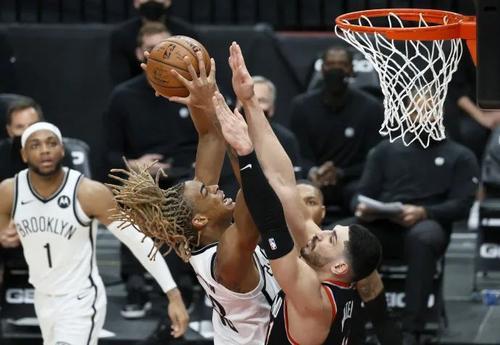  克拉克斯顿吃饼吃到饱篮网内线压制公牛